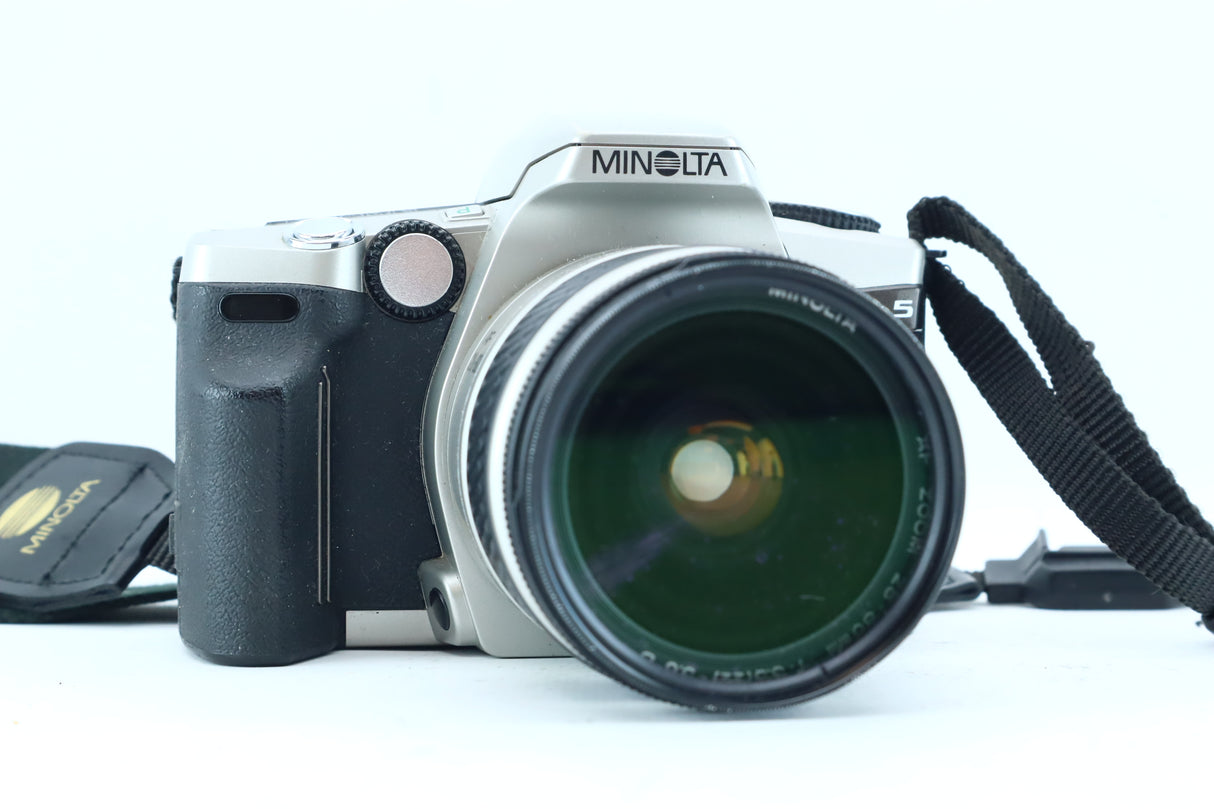 Minolta Dynax 5 with AF Zoom 28–80mm f/3.5–5.6 Lens. KIJK LENS MOUNT