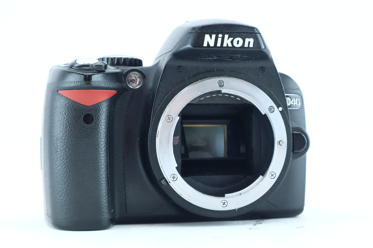 Nikon D40 – Entry-Level Digital SLR Camera Body (Serial: 6312687)