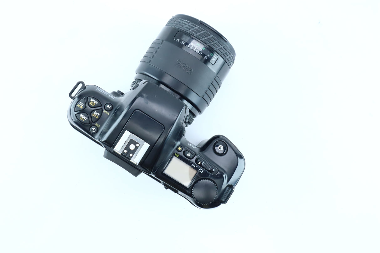 Nikon F-601 with Sigma Zoom-K 70–210mm f/4–5.6 MC