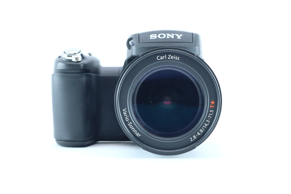 Sony DSC-R1 with Carl Zeiss Vario-Sonnar T 14.3–71.5mm f/2.8–4.8