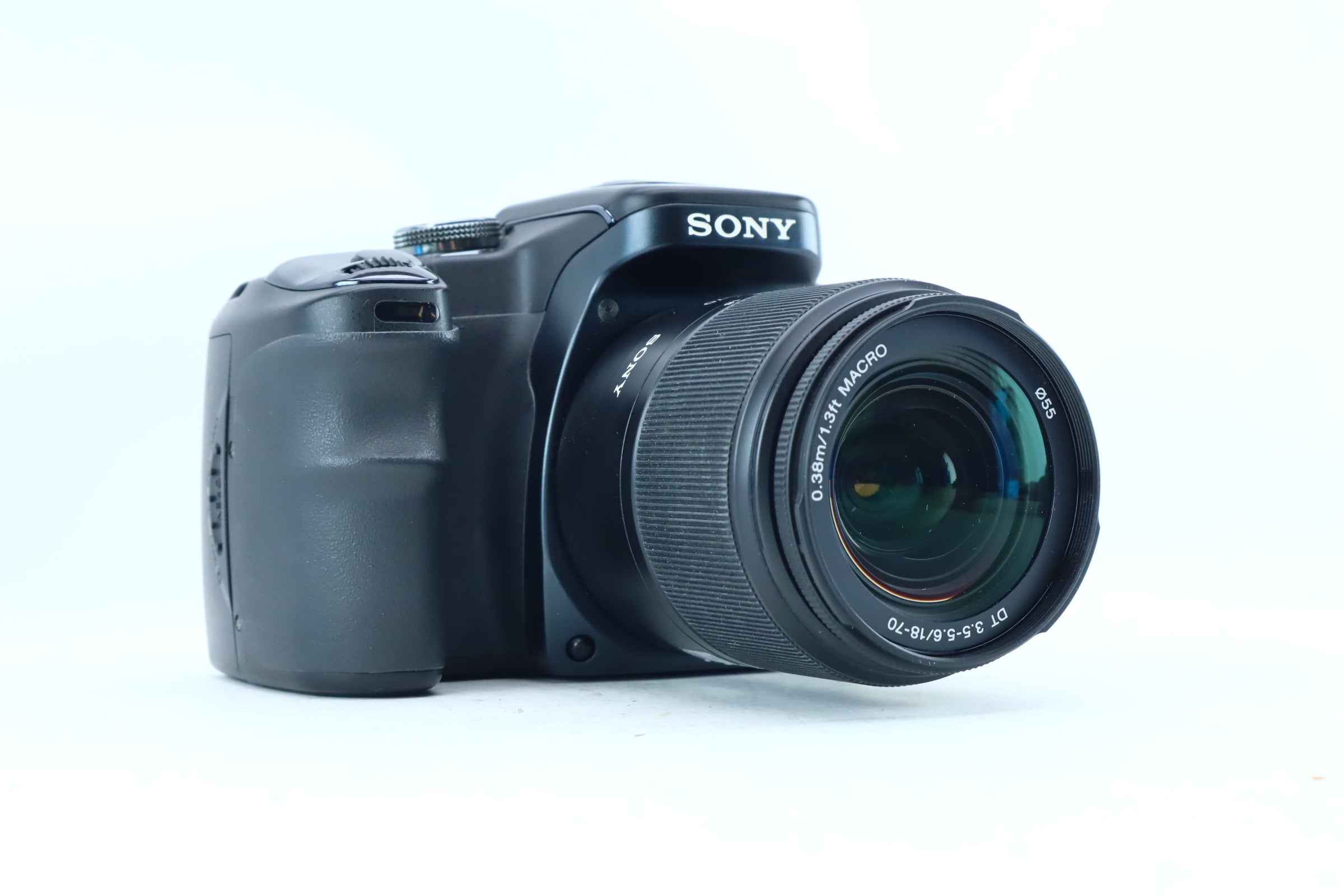 Sony Alpha DSLR-A100 with DT 18-70mm f/3.5-5.6 Macro – Hard to
