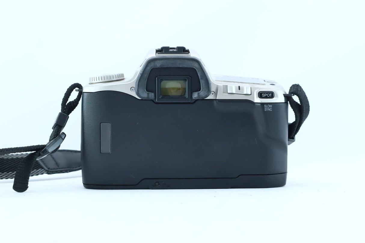 Minolta Dynax 404si with AF 28-80mm f/3.5-5.6.