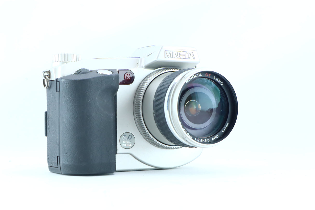 Minolta DiMAGE 7i with 28-200mm f/2.8-3.5 APO GT Lens