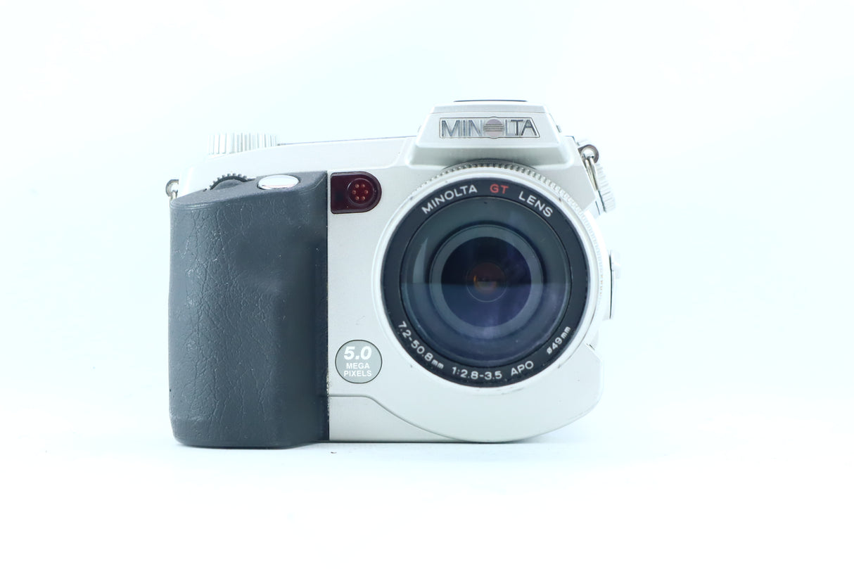 Minolta DiMAGE 7i with 28-200mm f/2.8-3.5 APO GT Lens