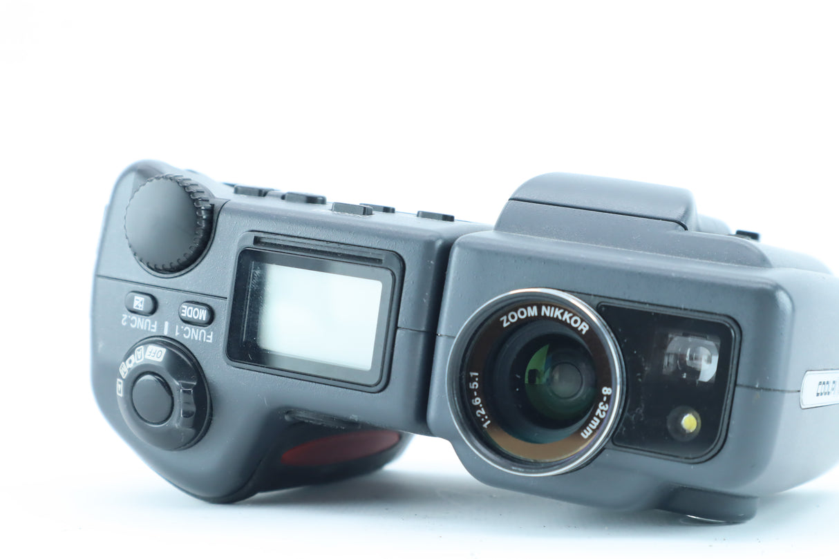 Nikon Coolpix 995 with Zoom-Nikkor 8–32mm f/2.6–5.1 – Digital Compact Camera