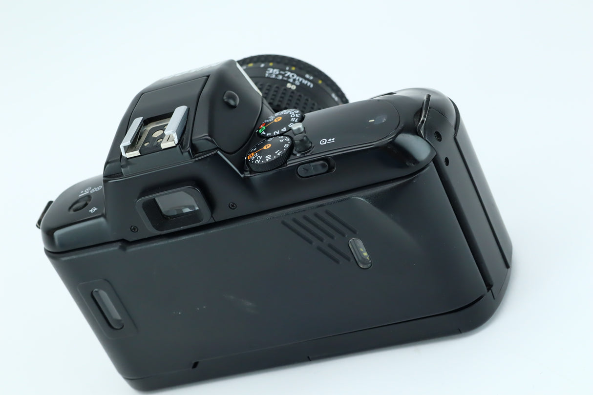 نيكون F-401x + عدسة AF NIKKOR مقاس 35-70 مم 3,3-4,5