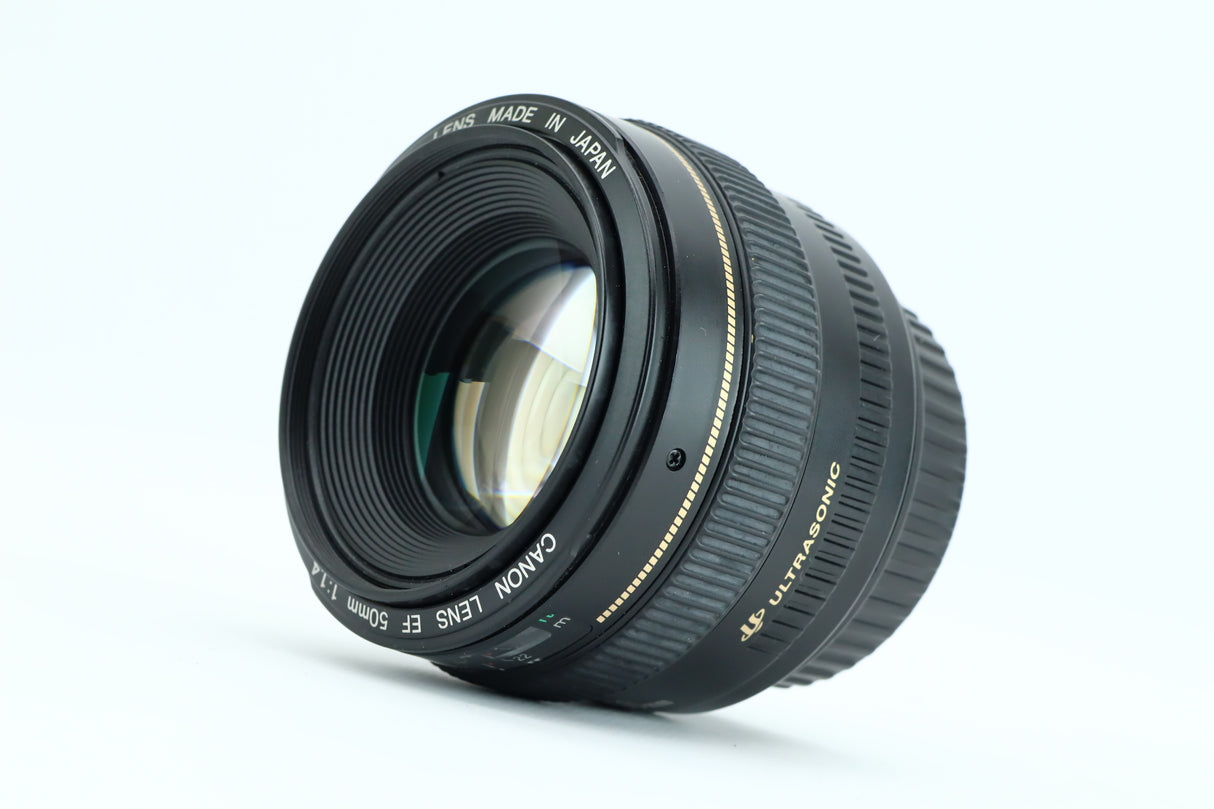 عدسة كانون EF 50 ملم 1:1.4