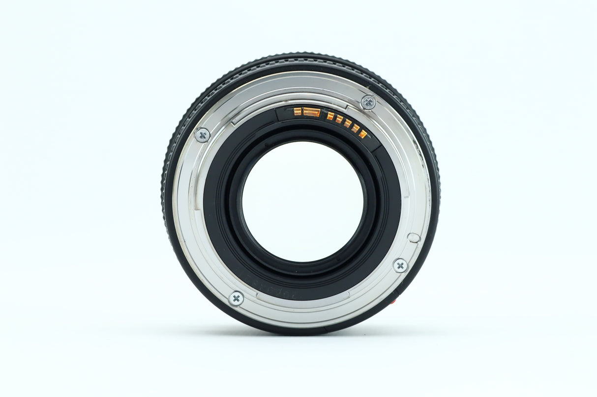 عدسة كانون EF 50 ملم 1:1.4