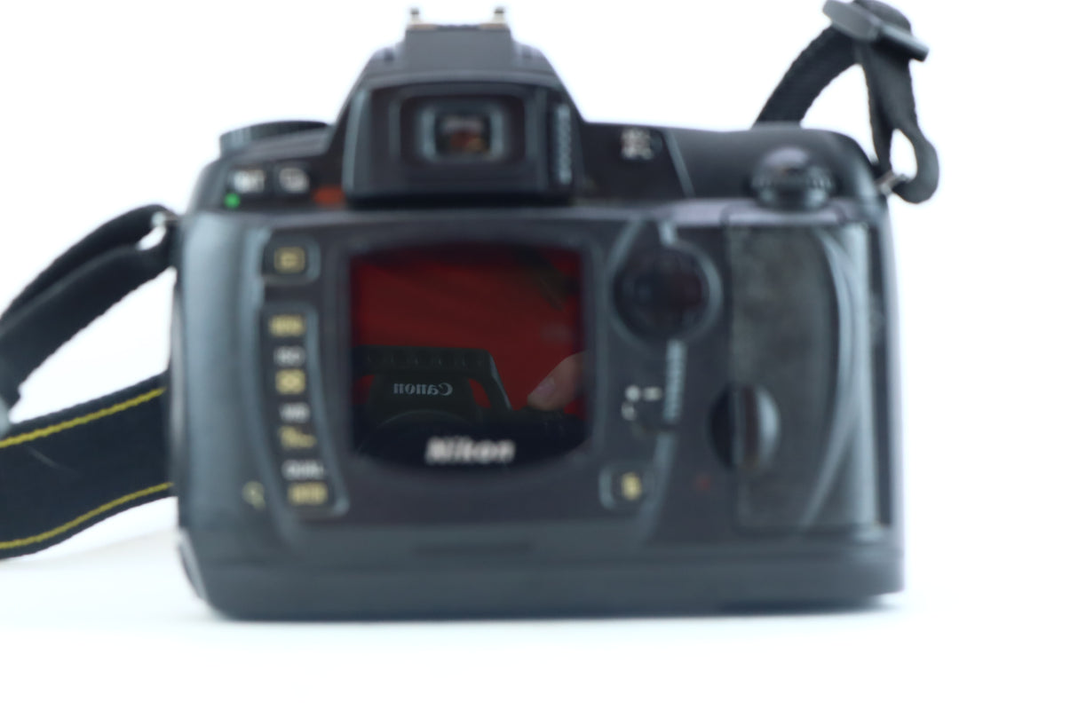 Nikon D70 Digital SLR Kit with AF-S DX Zoom-Nikkor 18-70mm f/3.5-4.5G IF-ED