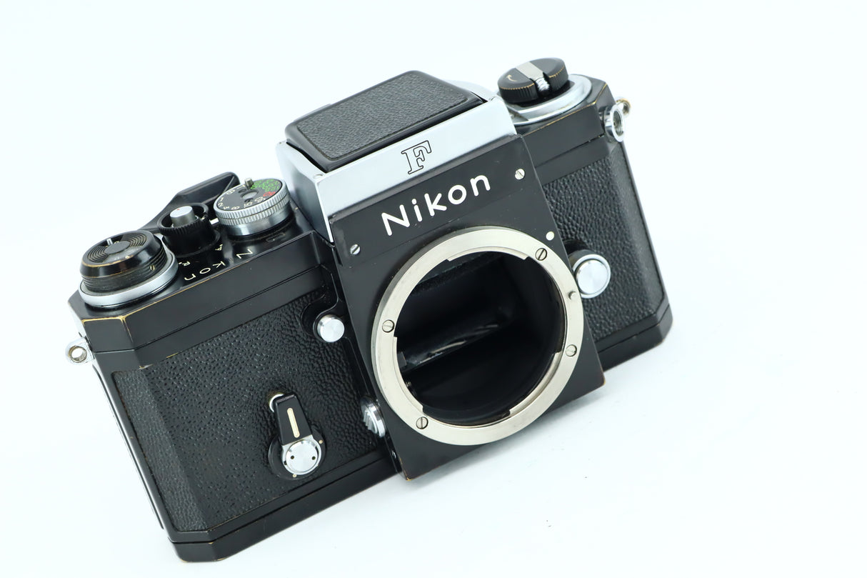 نيكون ف
