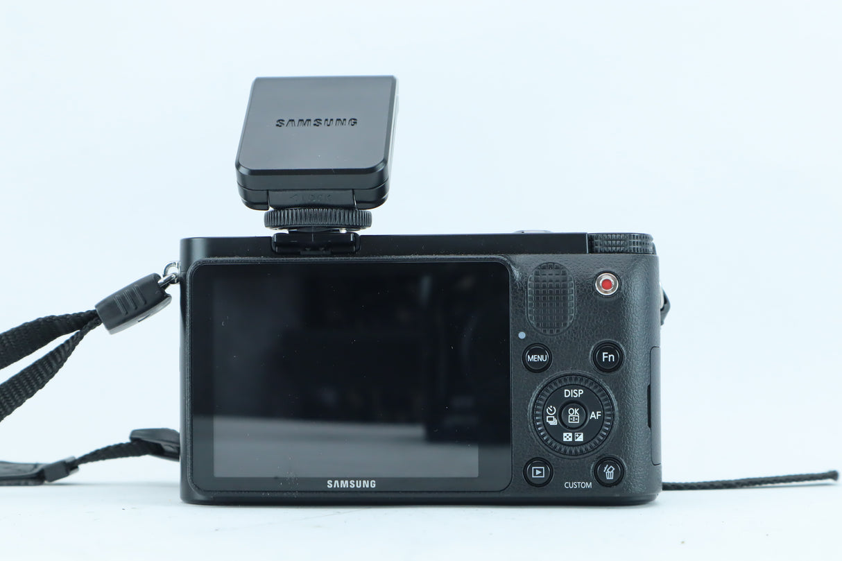 Samsung NX1000 | S/N: A4D2CN0D30005HK with Samsung 20-50mm f/3.5-5.6 ED i-Function