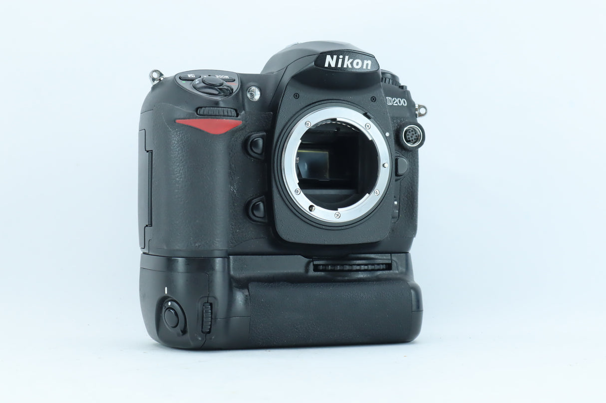 Nikon D200 (Body Only) | S/N: 4126066