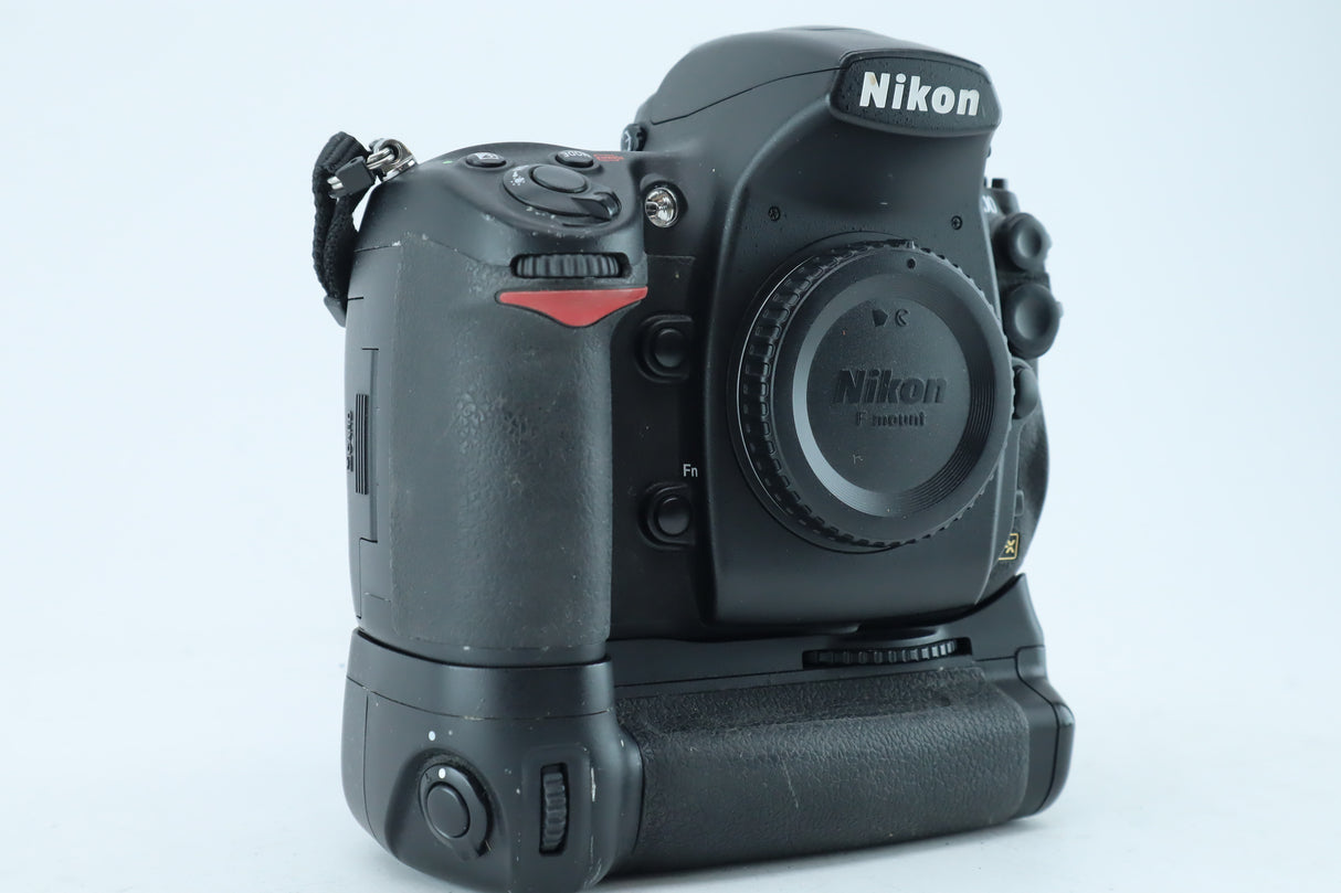Nikon D700 + MB-D10