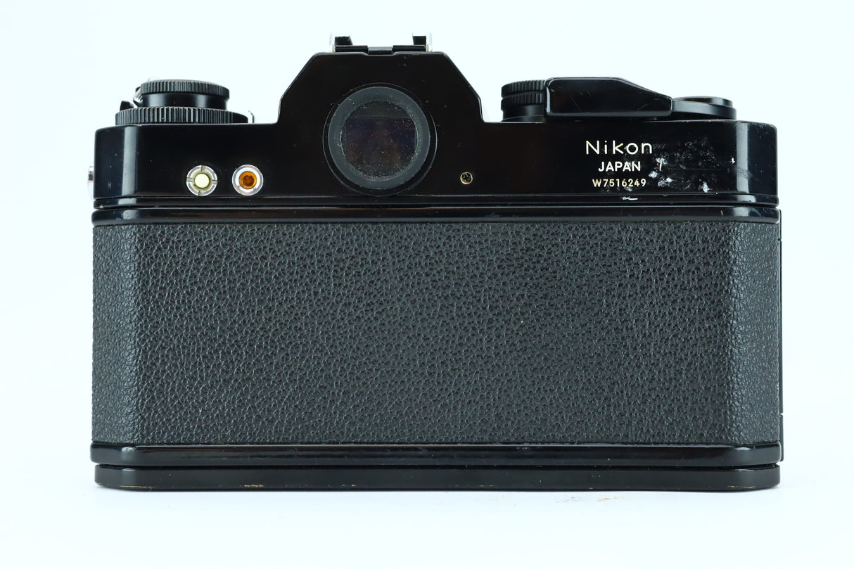 Nikkormat (SN: w7516249) + Nikon Zoom 35–70mm f/3.3–4.5 (SN: 2092837) – Solid Mechanical SLR with Versatile Zoom Lens