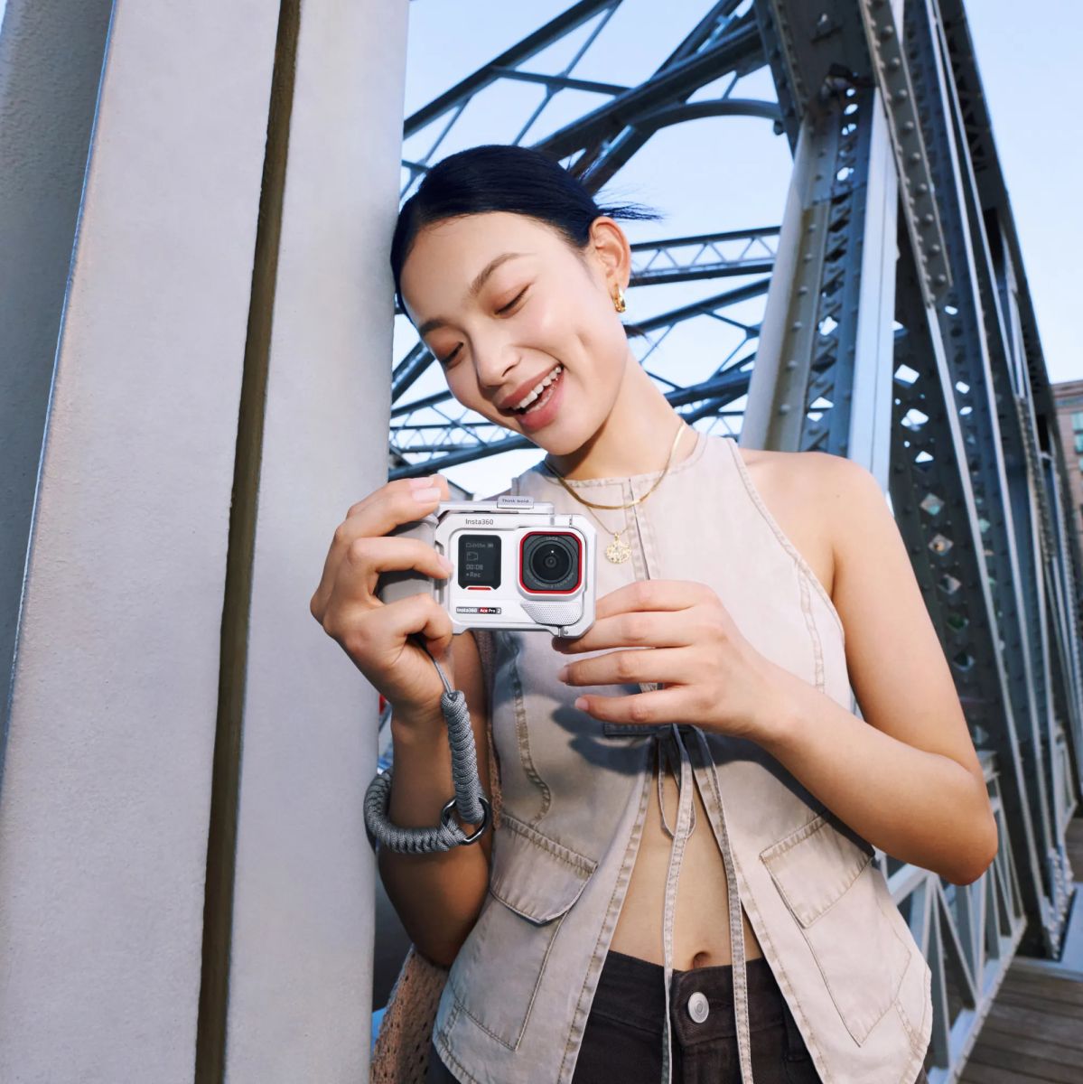 Insta360 Ace Pro 2 (Arctic White) | Xplorer Bundle (Moonlight Silver)