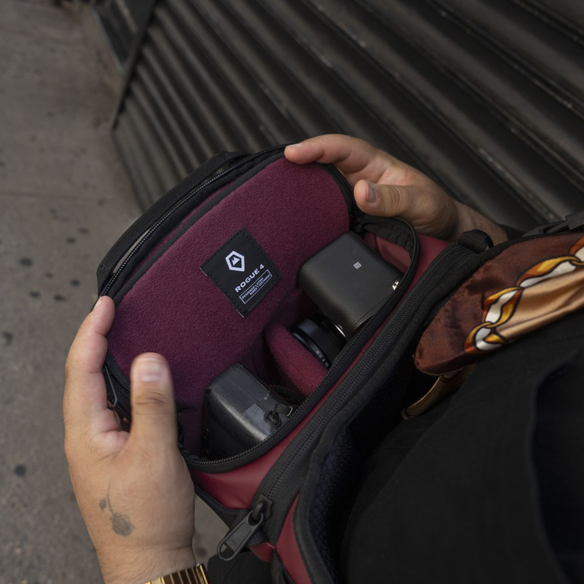 WANDRD Rogue Sling 4l Rhoone Burgundy V2 - image 4 of 5