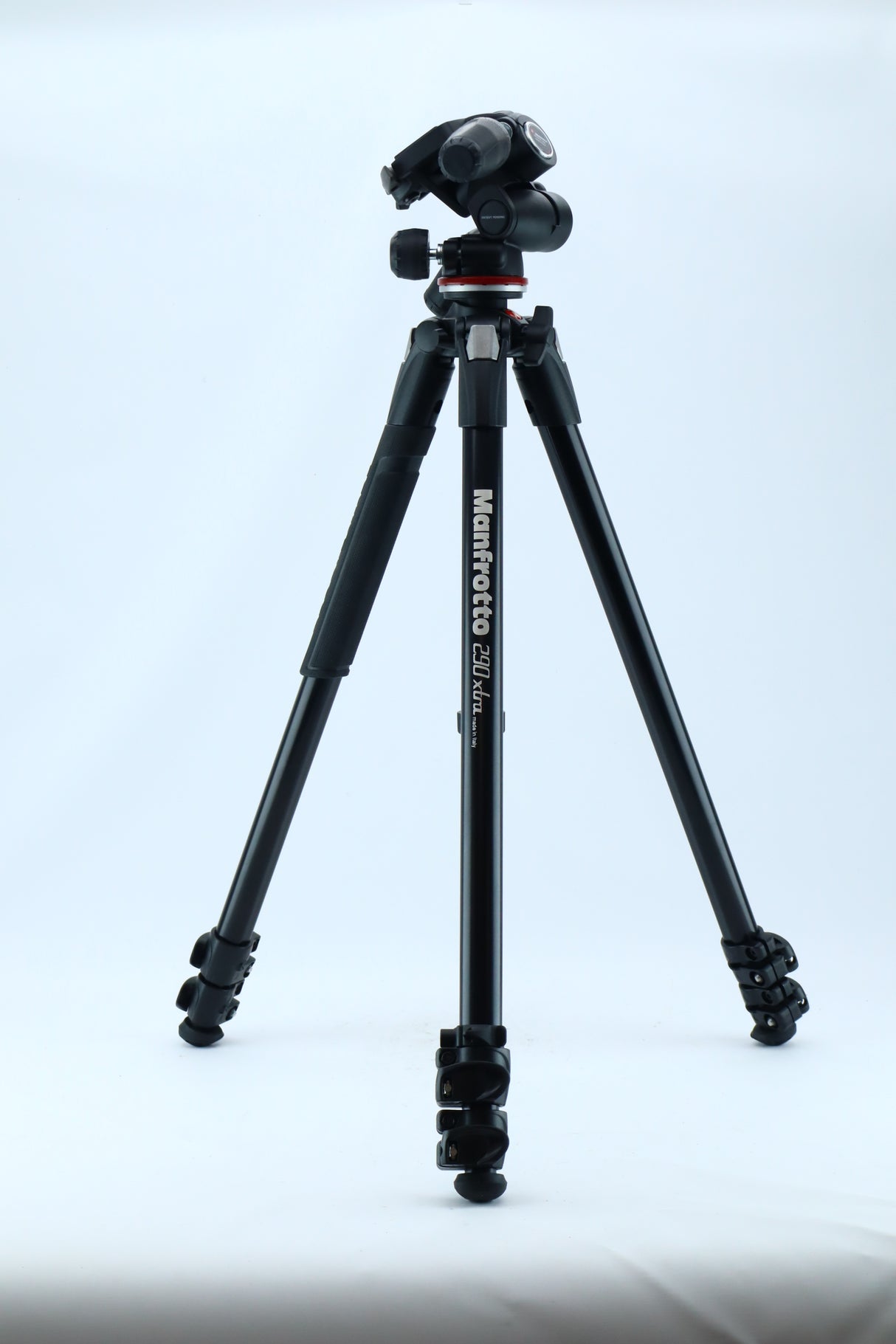Manfrotto 290 Extra – Sturdy Aluminum Tripod for Photo and Video
