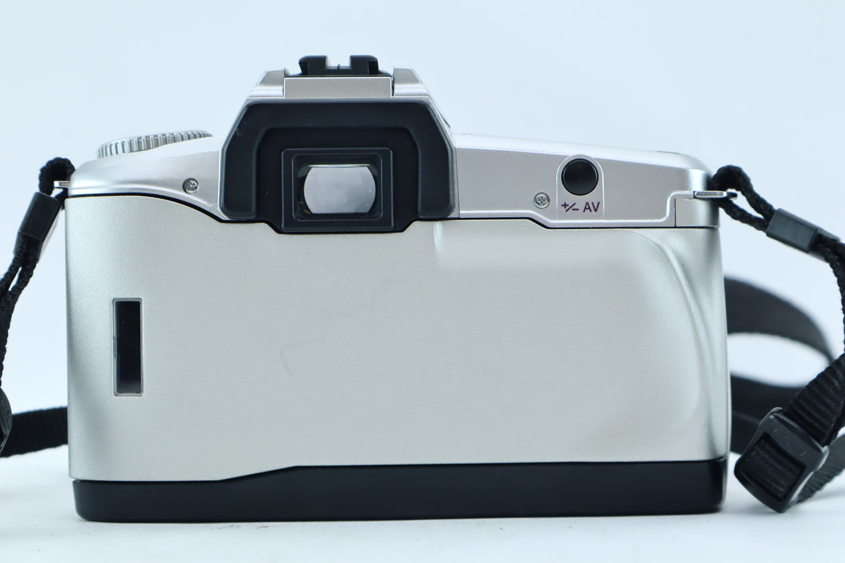 Minolta Dynax 40 – Compact 35mm Autofocus SLR Camera.