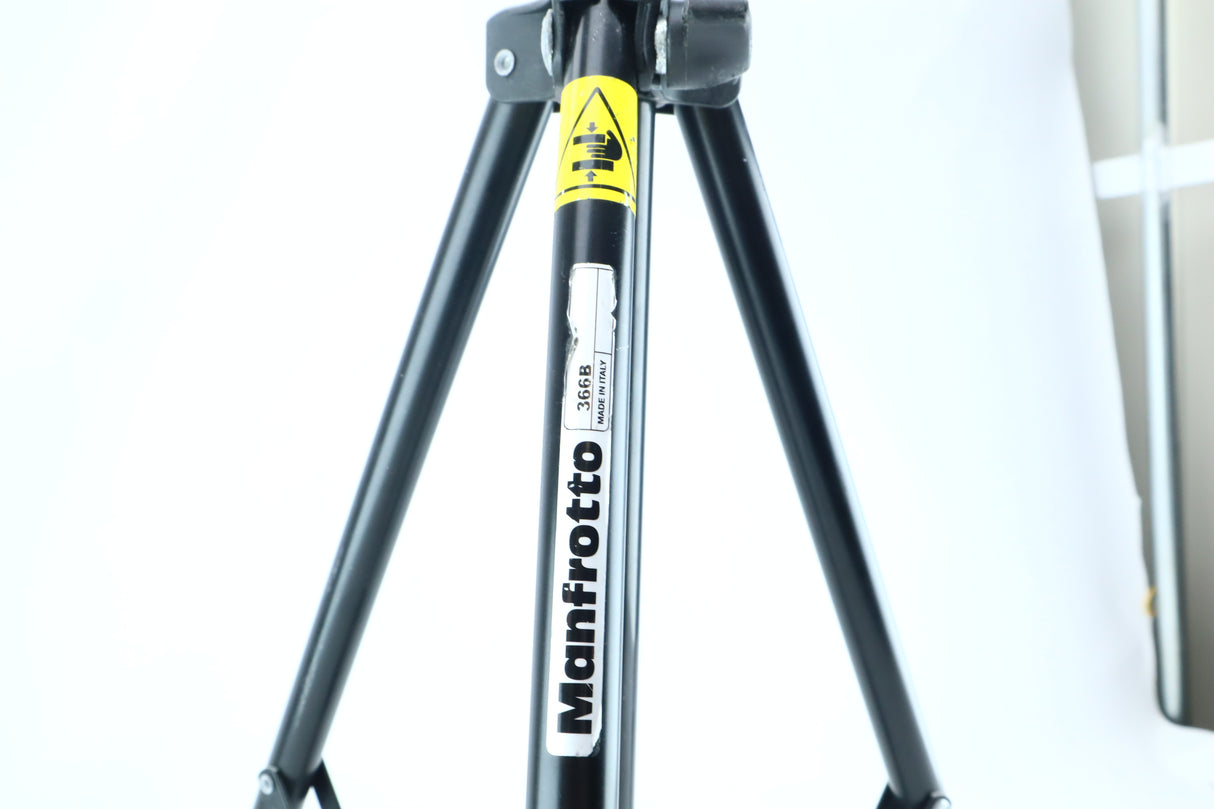 Manfrotto 366B – 3-Section Telescopic Background Pole (Black)