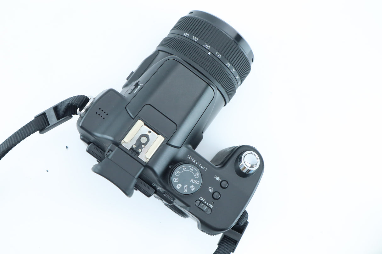 Leica V-Lux 1 with 7.4–88.8mm f/2.8–3.7 ASPH