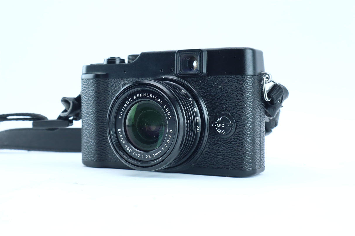 Fujifilm X10 with Fujinon Super EBC 7.1–28.4mm f/2.0–2.8 Lens