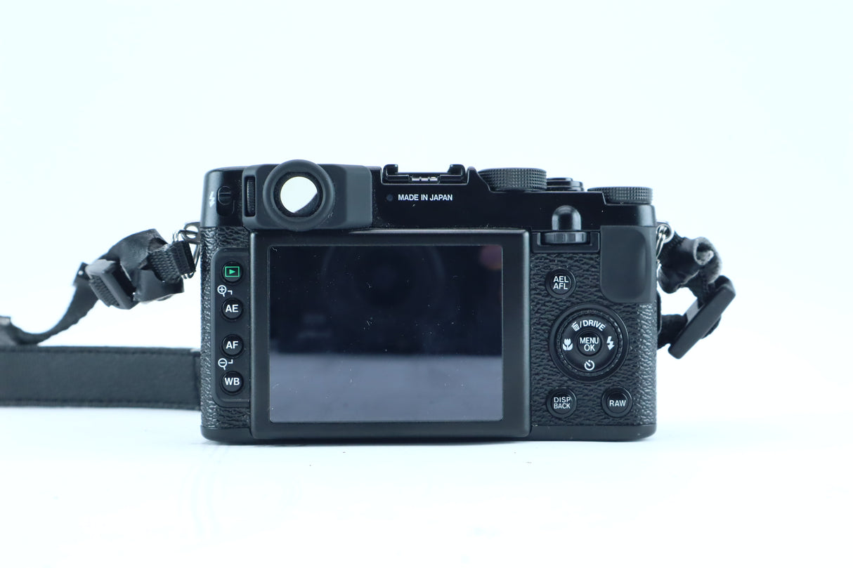 Fujifilm X10 with Fujinon Super EBC 7.1–28.4mm f/2.0–2.8 Lens