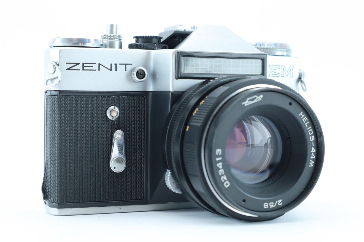 Zenit EM with Helios-44M 58mm f/2 – Classic Soviet M42 SLR with Legendary Bokeh Lens