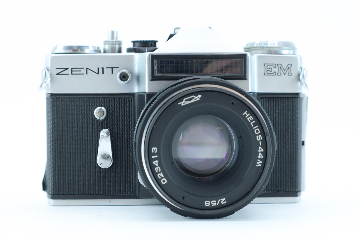 Zenit EM with Helios-44M 58mm f/2 – Classic Soviet M42 SLR with Legendary Bokeh Lens