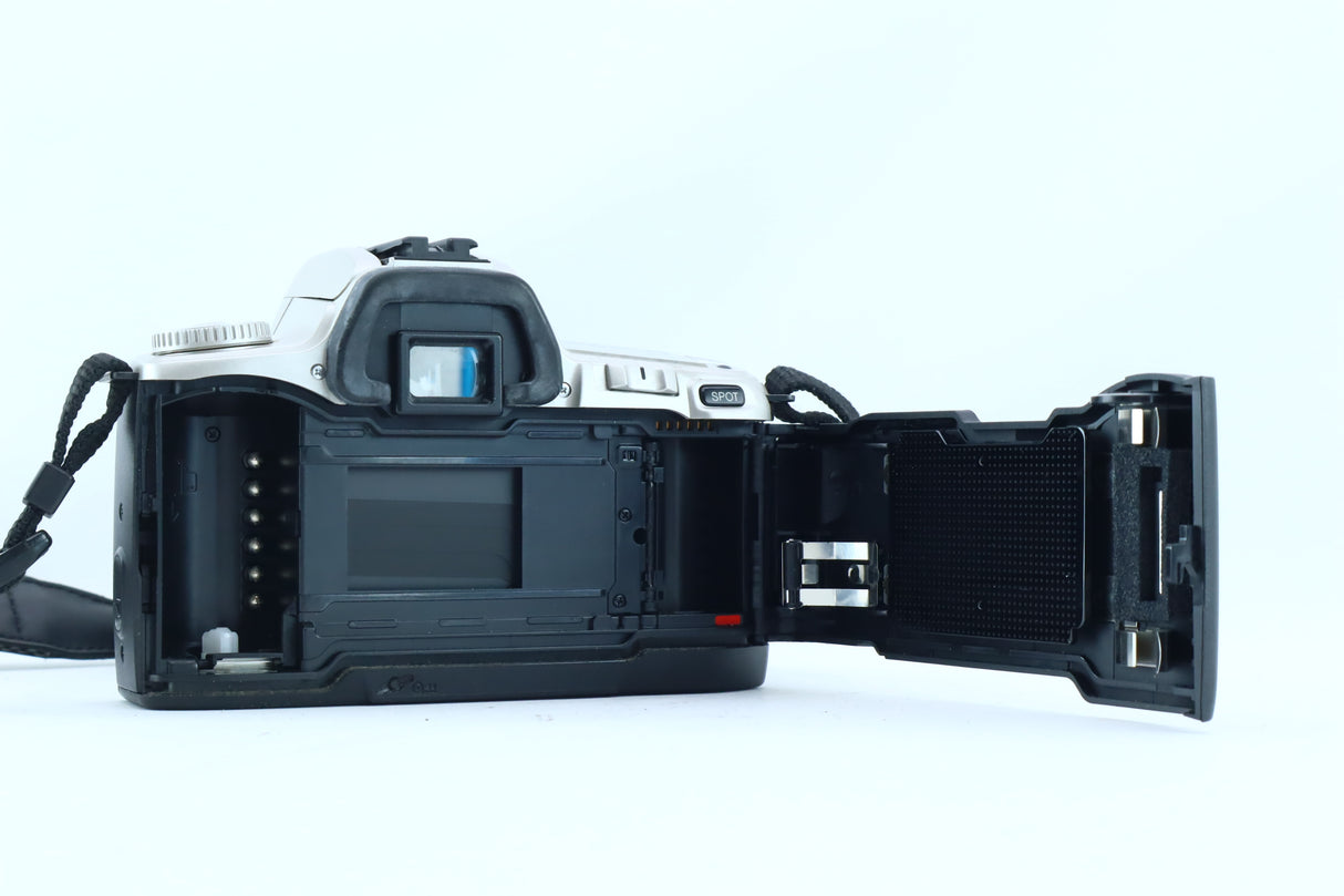 Minolta Dynax 404si with AF 28-80mm f/3.5-5.6.