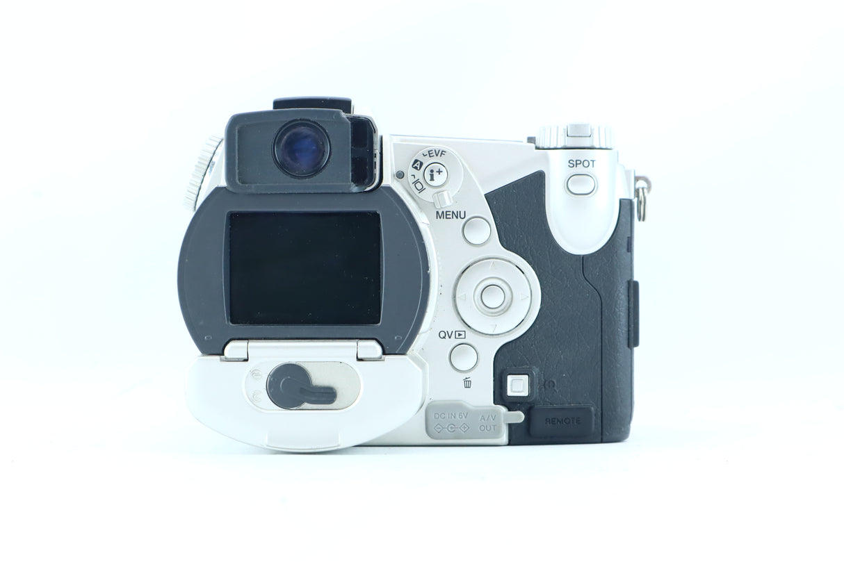 Minolta DiMAGE 7i with 28-200mm f/2.8-3.5 APO GT Lens