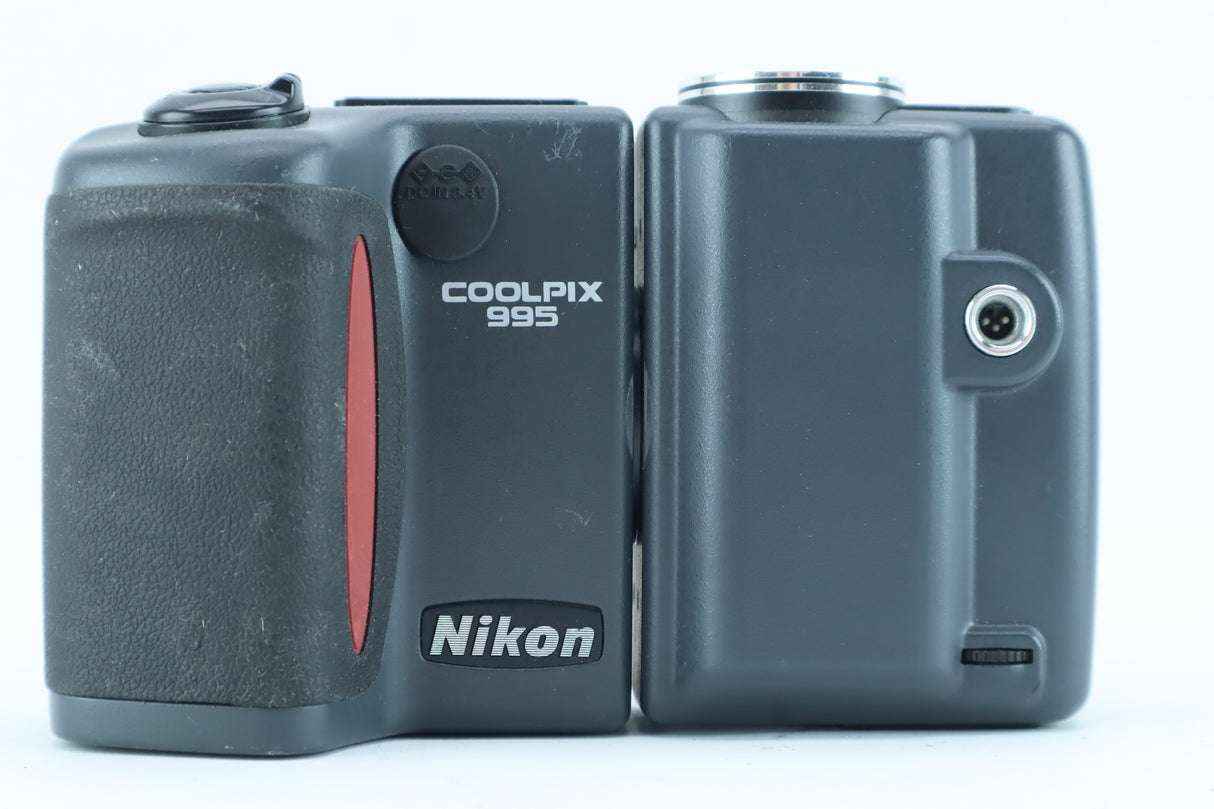 Nikon Coolpix 995 with Zoom-Nikkor 8–32mm f/2.6–5.1 – Digital Compact Camera