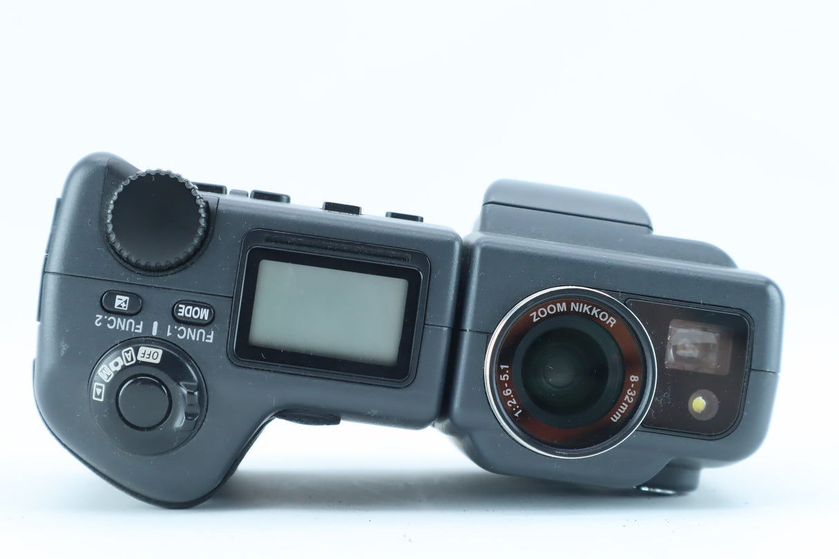 Nikon Coolpix 995 with Zoom-Nikkor 8–32mm f/2.6–5.1 – Digital Compact Camera