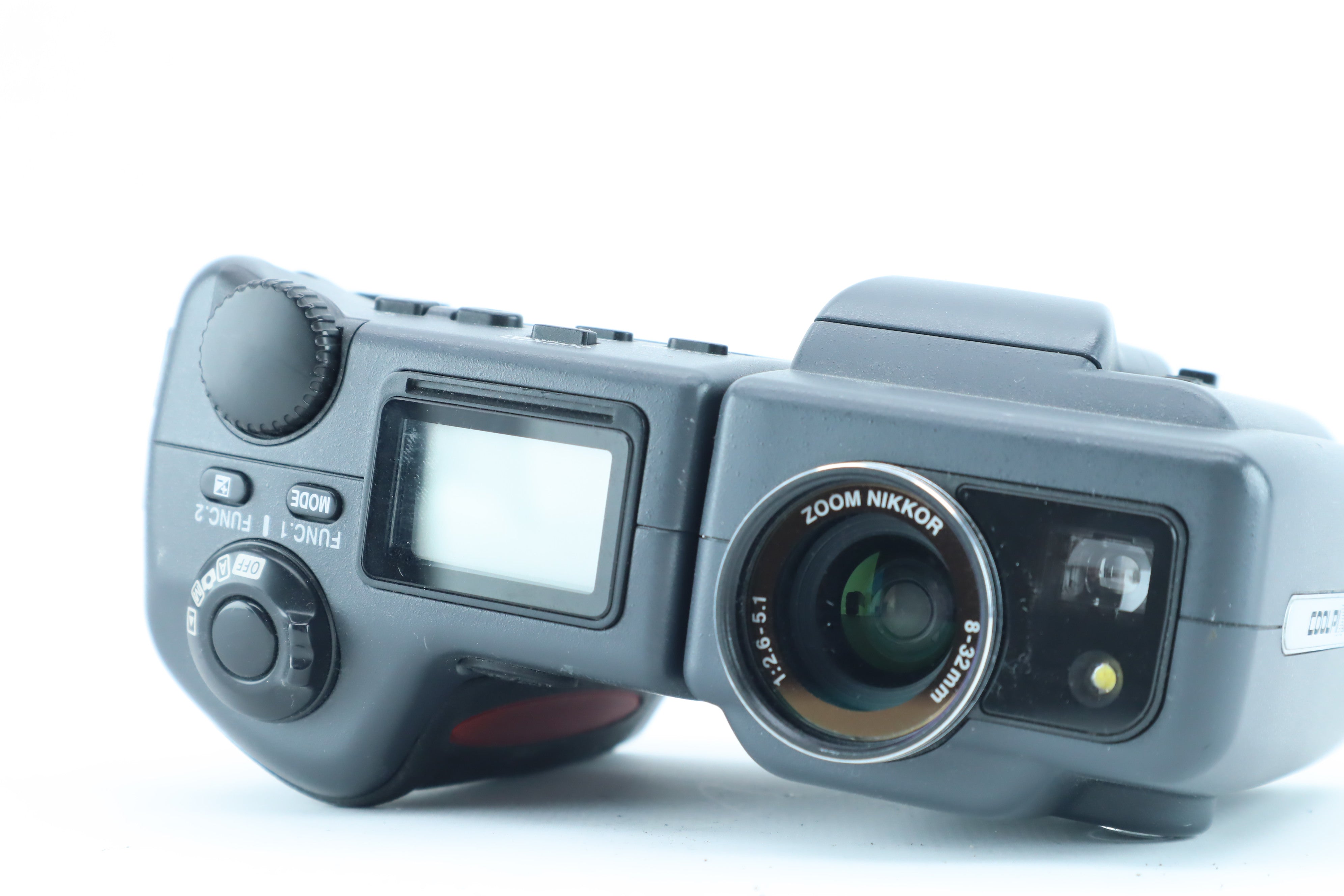 Nikon Coolpix 995 with Zoom-Nikkor 8–32mm f/2.6–5.1 – Digital