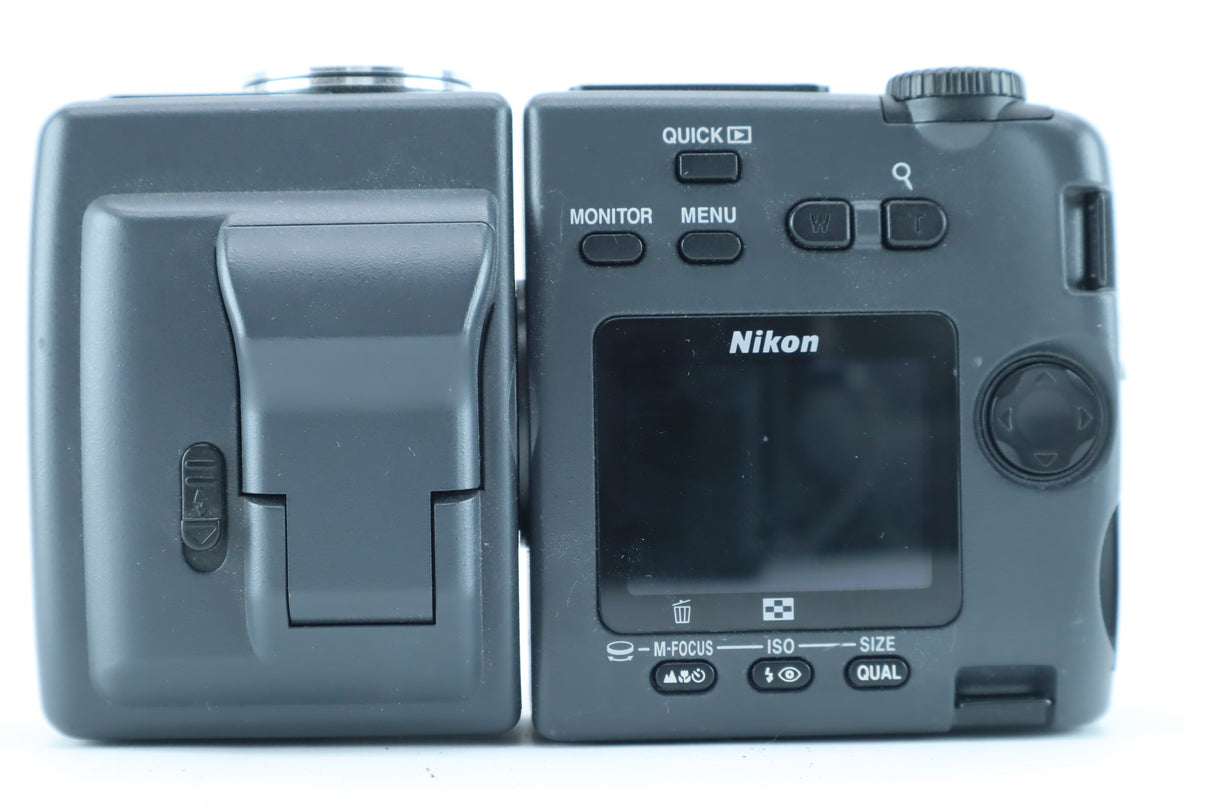 Nikon Coolpix 995 with Zoom-Nikkor 8–32mm f/2.6–5.1 – Digital Compact Camera