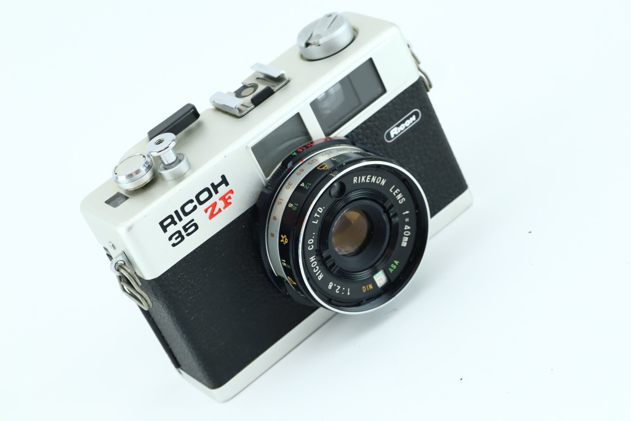 Ricoh 35 ZF + 40mm 2,8 – Hard to Find Camera Store