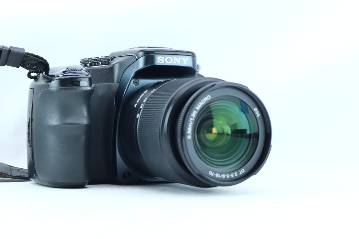 Sony Alpha DSLR Camera & DT 18-70mm Zoom Lens Kit