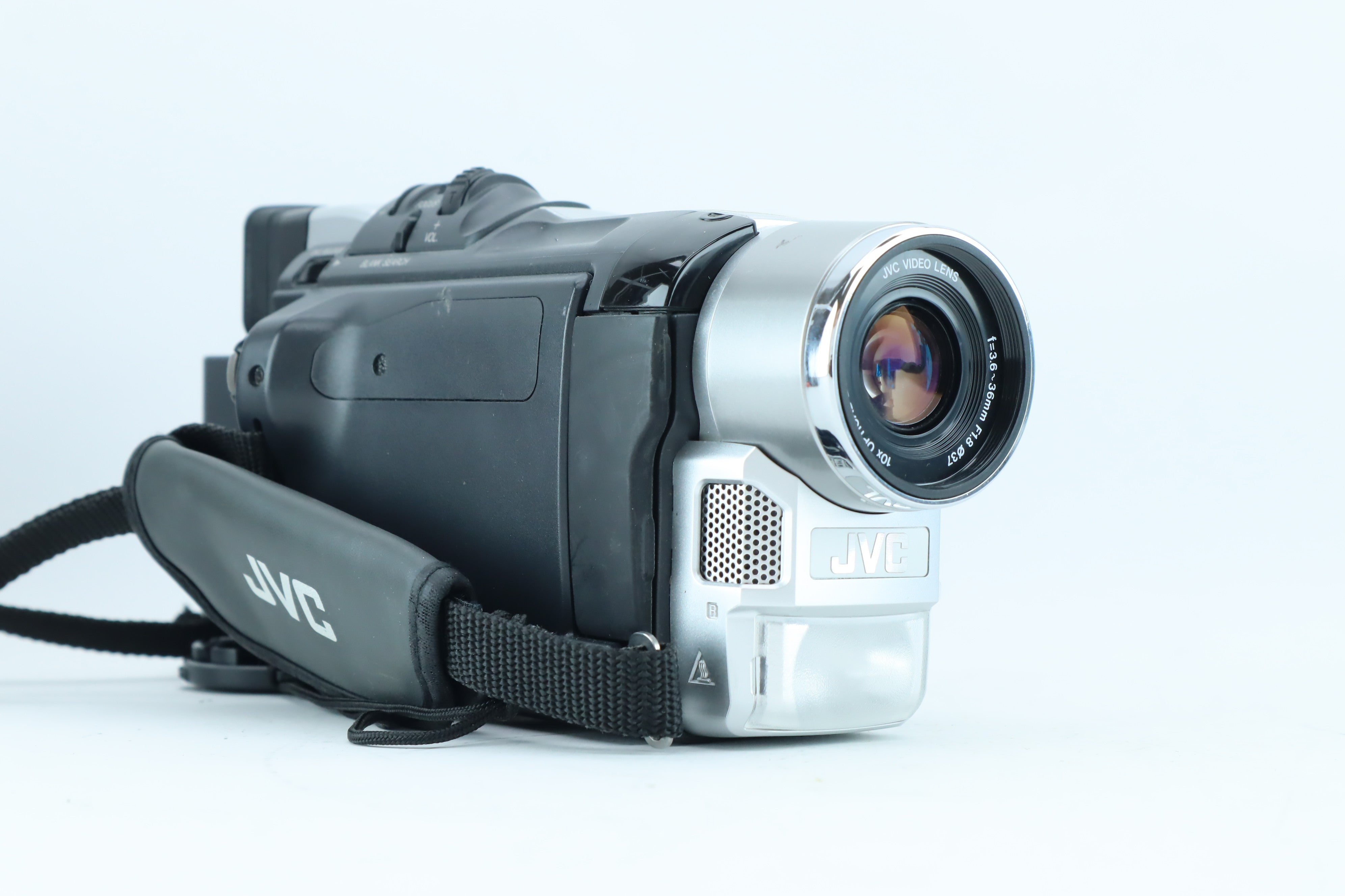 JVC GR-DVL157E with 3.6-36mm f/1.8 10x Optical Zoom Lens – Hard to