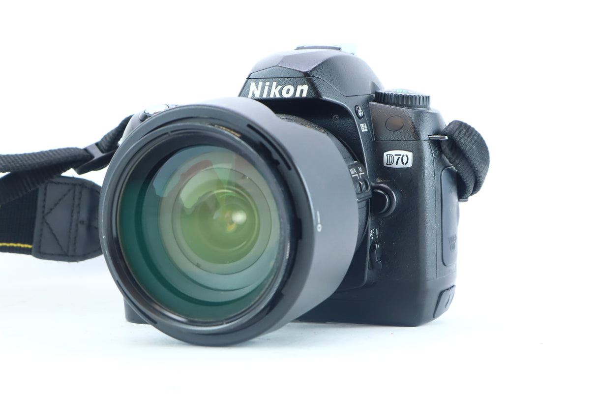 Nikon D70 Digital SLR Kit with AF-S DX Zoom-Nikkor 18-70mm f/3.5-4.5G IF-ED