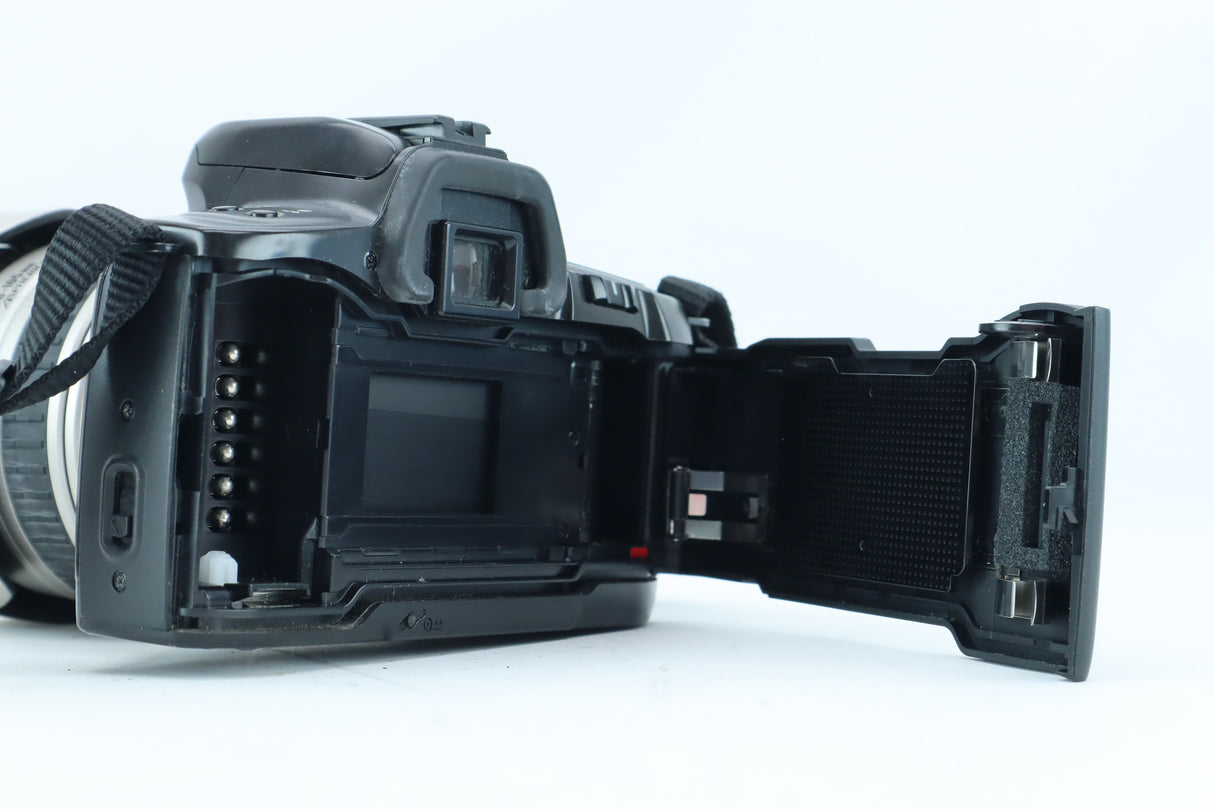 Minolta Dynax 303si 35mm SLR Kit with Sigma Zoom 28-105mm f/3.8-5.6