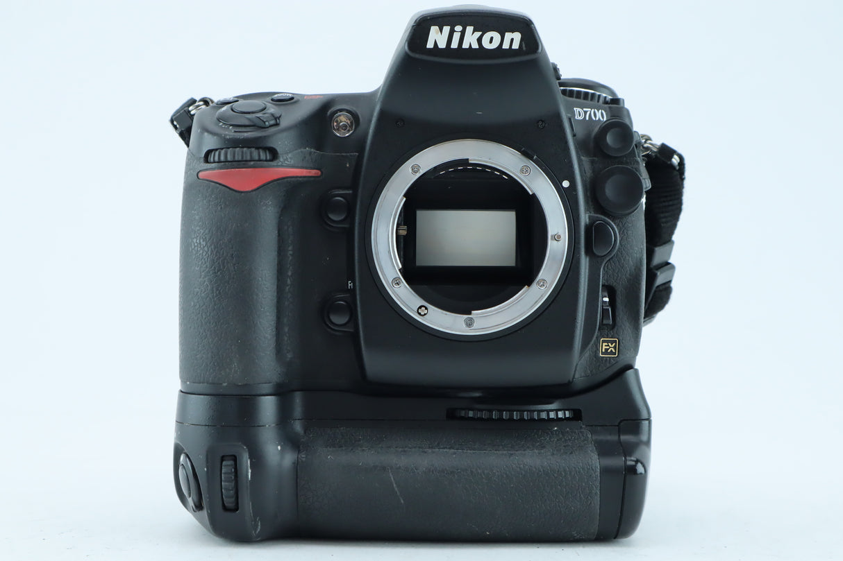 Nikon D700 + MB-D10