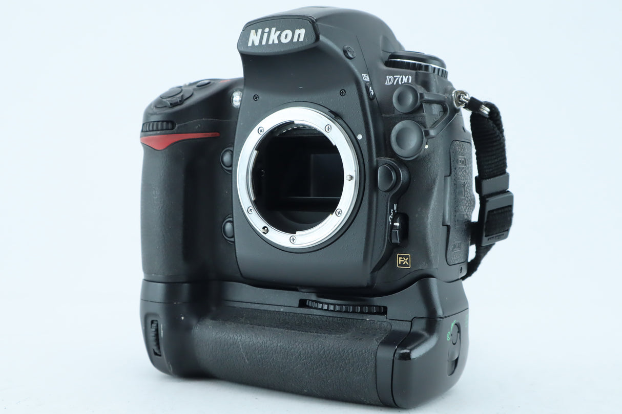 Nikon D700 + MB-D10