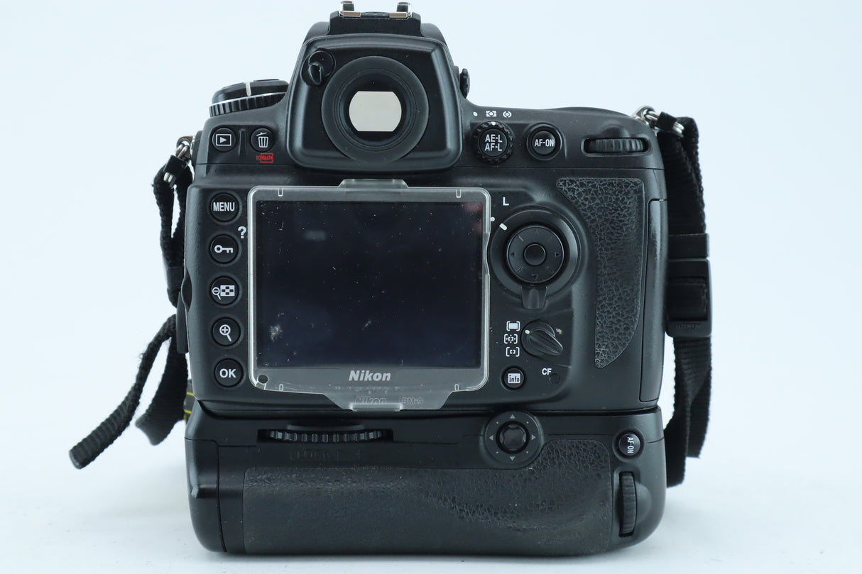 Nikon D700 + MB-D10
