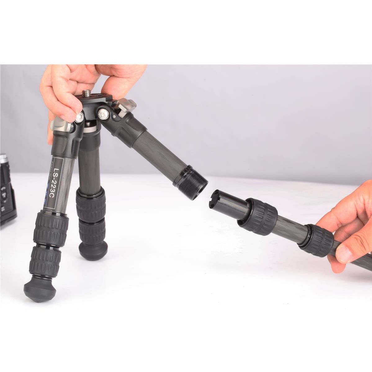 Leofoto LS-223C Ranger Carbon Tripod - image 3 of 5